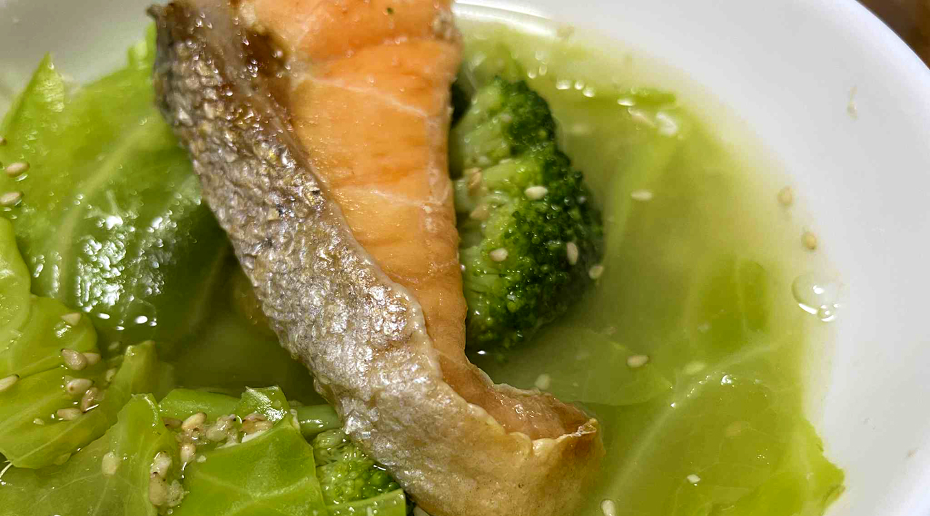 キャベツ・ブロッコリー・焼き鮭の味噌スープ