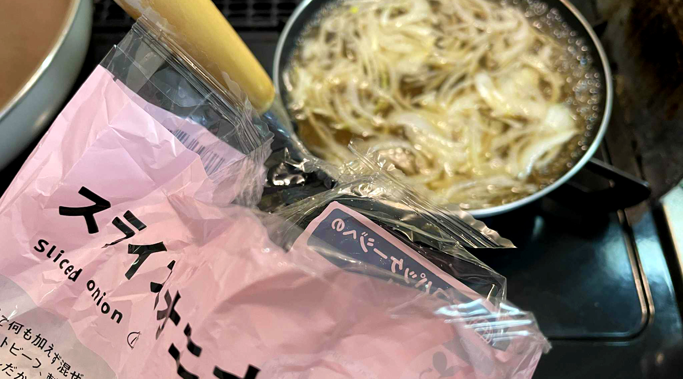 adding_sliced_salad_onions