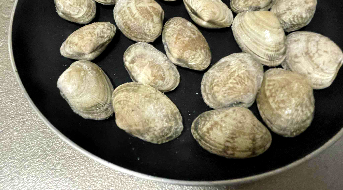 親子鍋にアサリをおく