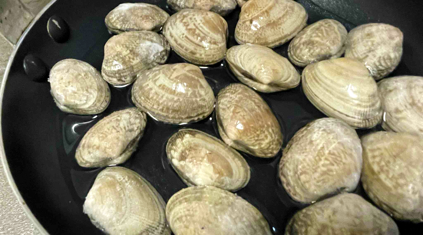 お酒に浸るアサリ