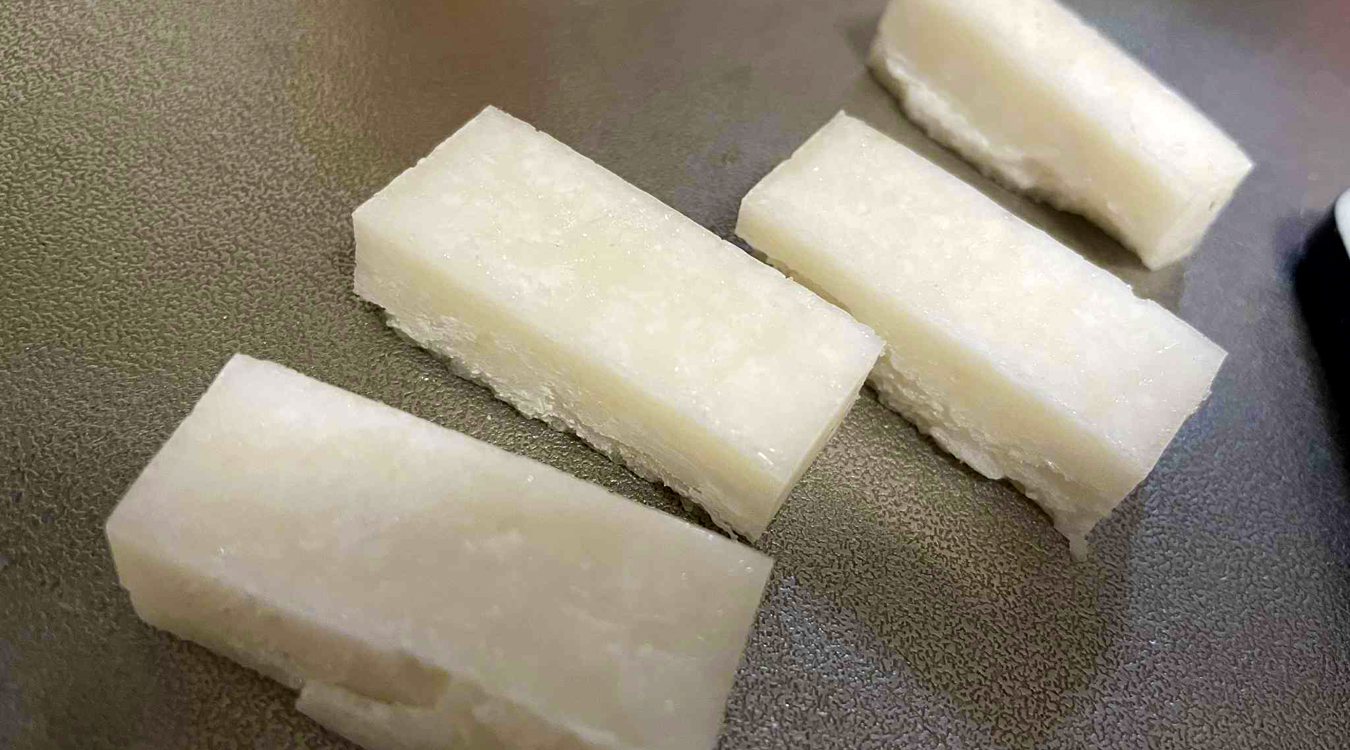 cutting_mochi_into_4_pieces