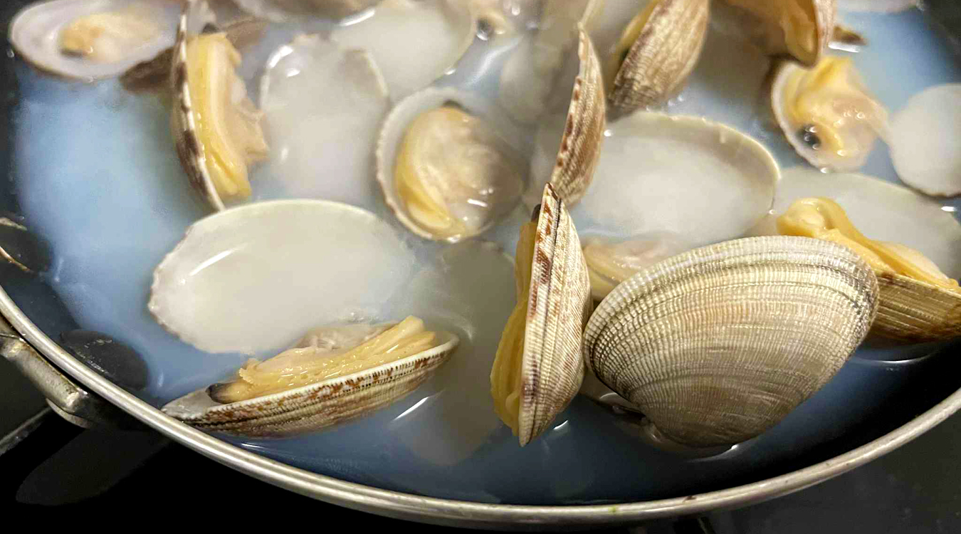 殻が開いたアサリ