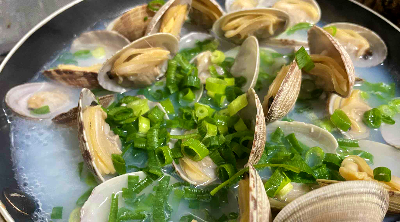 アサリの上にネギをかける